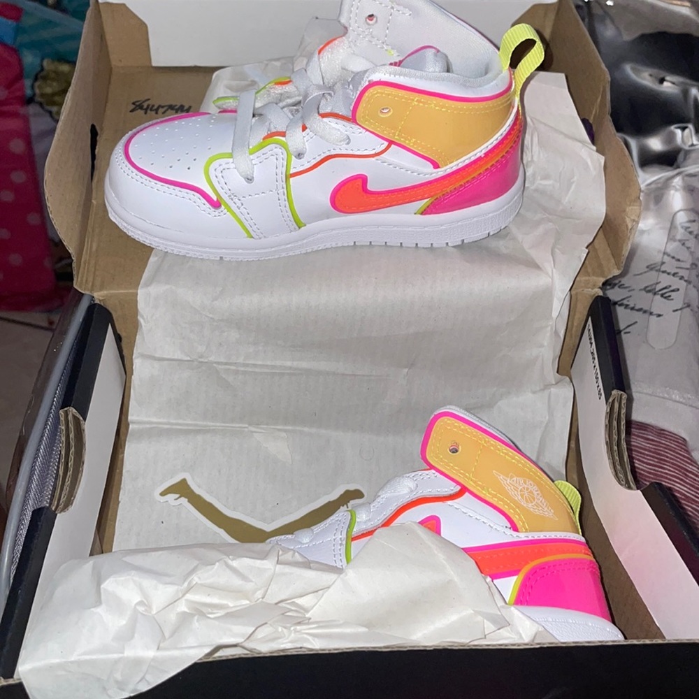 Jordan 1 mid edge glow
